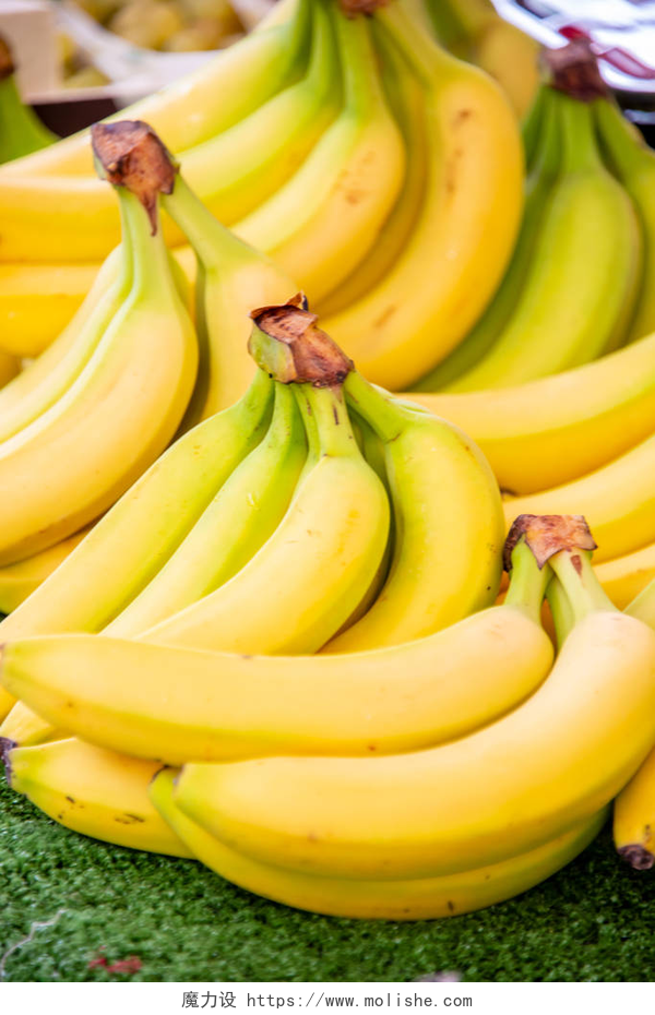 市场上新鲜的香蕉市场展示摊位的香蕉